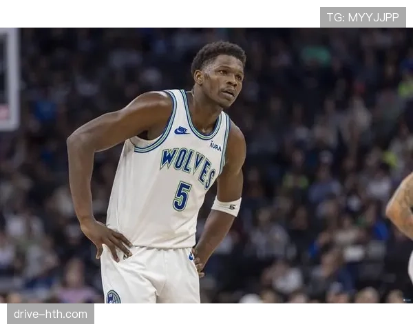 爱德华兹突破内线制造杀伤，较上季效率提升