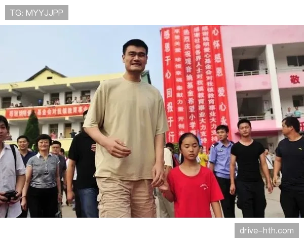 刷到姚明近照，随手坐在街边那一瞬儿像皇室休假